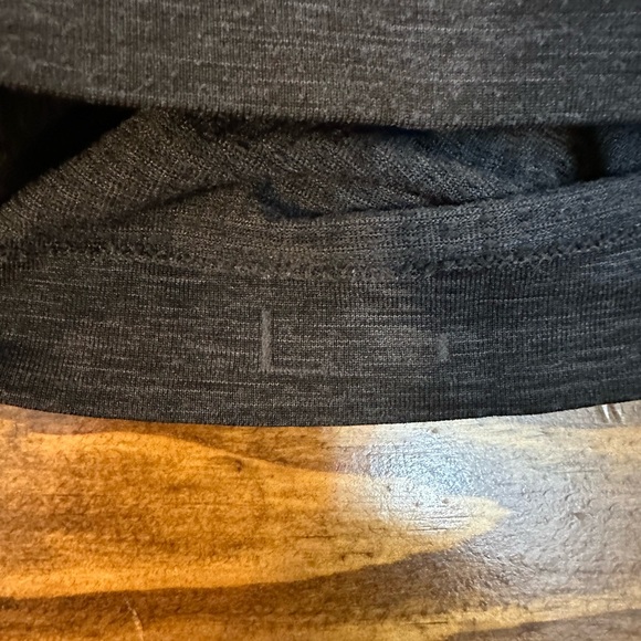 Lululemon Men's Metal Vent Tech Short Sleeve Shirt in a dark gray Size Large - Picture 5 of 7